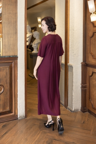 M COLLECTION | Váy Đầm Suông Nữ Trung Niên Tặng Mẹ Lụa Hàn Thêu Hoa Cổ Trụ Cài Nút Có Túi D12909LW01