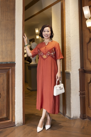 M COLLECTION | Váy Đầm Suông Nữ Trung Niên Tặng Mẹ Lụa Hàn Thêu Hoa Cổ Trụ Cài Nút Có Túi D12909LW01