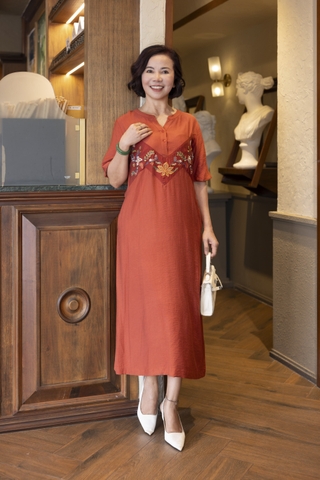 M COLLECTION | Váy Đầm Suông Nữ Trung Niên Tặng Mẹ Lụa Hàn Thêu Hoa Cổ Trụ Cài Nút Có Túi D12909LW01