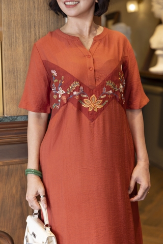 M COLLECTION | Váy Đầm Suông Nữ Trung Niên Tặng Mẹ Lụa Hàn Thêu Hoa Cổ Trụ Cài Nút Có Túi D12909LW01