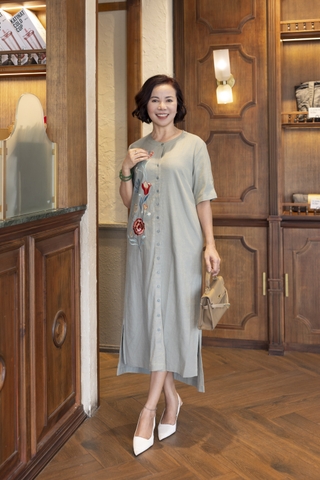 M COLLECTION | Váy Đầm Suông Cài Nút Xẻ Tà Lệch Nữ Trung Niên Tặng Mẹ Linen Thêu Hoa Có Túi D13008LW01