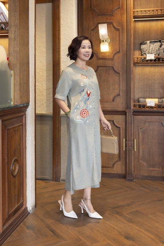 M COLLECTION | Váy Đầm Suông Cài Nút Xẻ Tà Lệch Nữ Trung Niên Tặng Mẹ Linen Thêu Hoa Có Túi D13008LW01