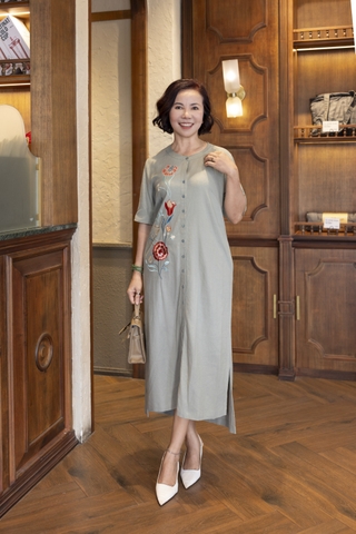 M COLLECTION | Váy Đầm Suông Cài Nút Xẻ Tà Lệch Nữ Trung Niên Tặng Mẹ Linen Thêu Hoa Có Túi D13008LW01