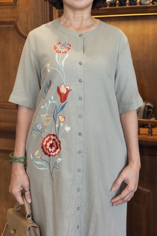 M COLLECTION | Váy Đầm Suông Cài Nút Xẻ Tà Lệch Nữ Trung Niên Tặng Mẹ Linen Thêu Hoa Có Túi D13008LW01