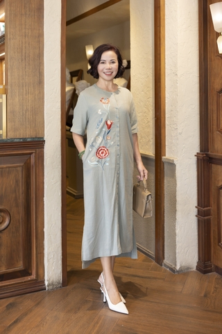 M COLLECTION | Váy Đầm Suông Cài Nút Xẻ Tà Lệch Nữ Trung Niên Tặng Mẹ Linen Thêu Hoa Có Túi D13008LW01