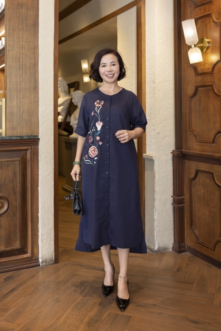 M COLLECTION | Váy Đầm Suông Cài Nút Xẻ Tà Lệch Nữ Trung Niên Tặng Mẹ Linen Thêu Hoa Có Túi D13008LW01