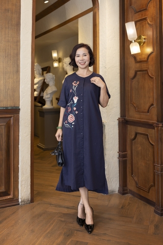 M COLLECTION | Váy Đầm Suông Cài Nút Xẻ Tà Lệch Nữ Trung Niên Tặng Mẹ Linen Thêu Hoa Có Túi D13008LW01