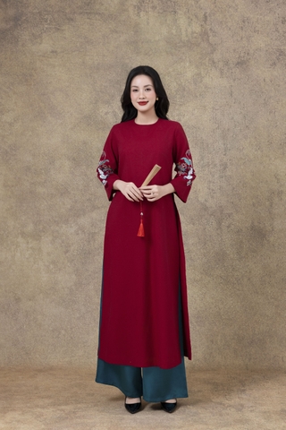 SWANLAKE | Áo Dài Cách Tân Nữ Phom Suông Cổ Tròn Chất Vải Linen Bột Thêu Hoa Tay Lỡ L13120LW01