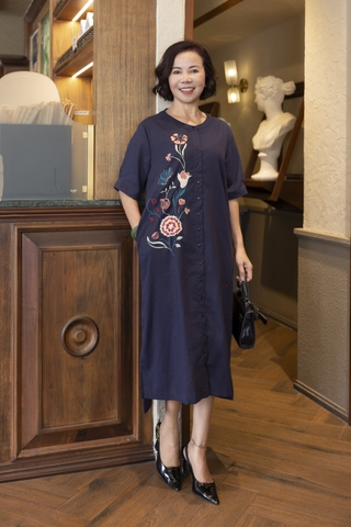 M COLLECTION | Váy Đầm Suông Cài Nút Xẻ Tà Lệch Nữ Trung Niên Tặng Mẹ Linen Thêu Hoa Có Túi D13008LW01