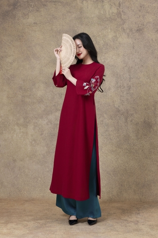 SWANLAKE | Áo Dài Cách Tân Nữ Phom Suông Cổ Tròn Chất Vải Linen Bột Thêu Hoa Tay Lỡ L13120LW01