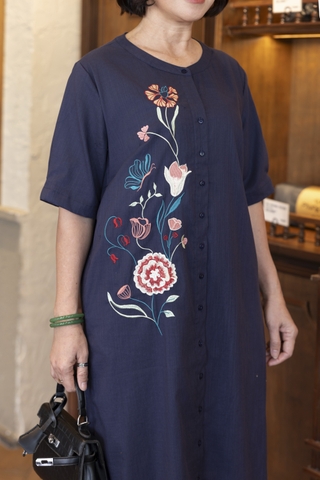 M COLLECTION | Váy Đầm Suông Cài Nút Xẻ Tà Lệch Nữ Trung Niên Tặng Mẹ Linen Thêu Hoa Có Túi D13008LW01