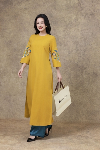 SWANLAKE | Áo Dài Cách Tân Nữ Phom Suông Cổ Tròn Chất Vải Linen Bột Thêu Hoa Tay Lỡ L13120LW01