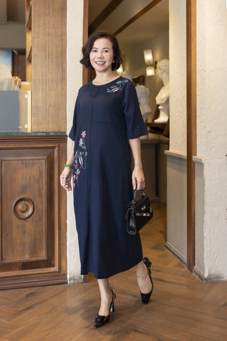 M COLLECTION | Váy Đầm Suông Nữ Trung Niên Tặng Mẹ Linen Thêu Hoa Tay Lỡ Cổ Tròn Sang Trọng D12903LW01