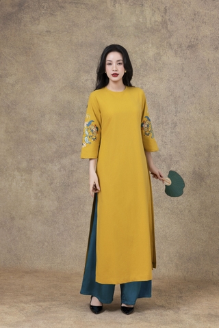 SWANLAKE | Áo Dài Cách Tân Nữ Phom Suông Cổ Tròn Chất Vải Linen Bột Thêu Hoa Tay Lỡ L13120LW01