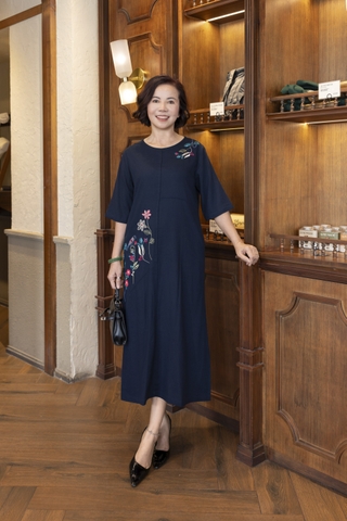 M COLLECTION | Váy Đầm Suông Nữ Trung Niên Tặng Mẹ Linen Thêu Hoa Tay Lỡ Cổ Tròn Sang Trọng D12903LW01