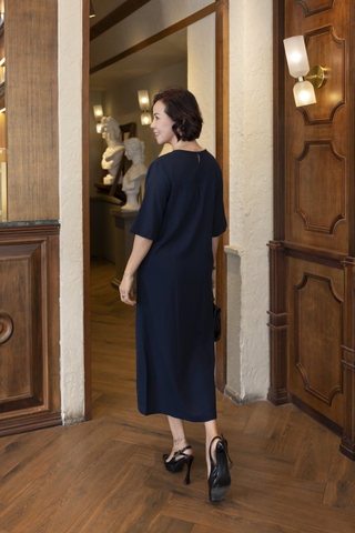 M COLLECTION | Váy Đầm Suông Nữ Trung Niên Tặng Mẹ Linen Thêu Hoa Tay Lỡ Cổ Tròn Sang Trọng D12903LW01