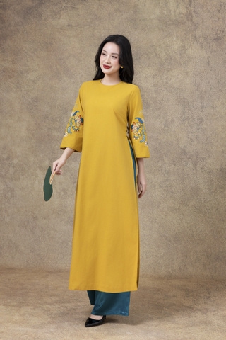 SWANLAKE | Áo Dài Cách Tân Nữ Phom Suông Cổ Tròn Chất Vải Linen Bột Thêu Hoa Tay Lỡ L13120LW01