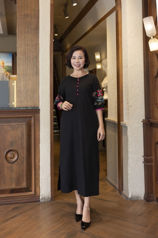 M COLLECTION | Váy Đầm Maxi Suông Xẻ Tà Nữ Trung Niên Tặng Mẹ Linen Thêu Hoa Tay Bo Lỡ Có Túi D12860LW01