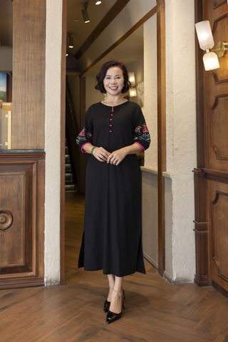 M COLLECTION | Váy Đầm Maxi Suông Xẻ Tà Nữ Trung Niên Tặng Mẹ Linen Thêu Hoa Tay Bo Lỡ Có Túi D12860LW01