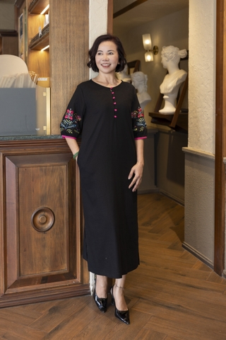 M COLLECTION | Váy Đầm Maxi Suông Xẻ Tà Nữ Trung Niên Tặng Mẹ Linen Thêu Hoa Tay Bo Lỡ Có Túi D12860LW01