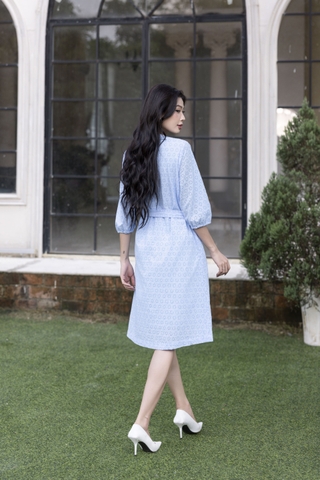 SWANLAKE | Váy Đầm Nữ Suông Cô Trụ Cài Nút Dây Thắt Eo Cotton Thêu Đục Lỗ Tay Bí Lỡ Có Túi D12671LW01