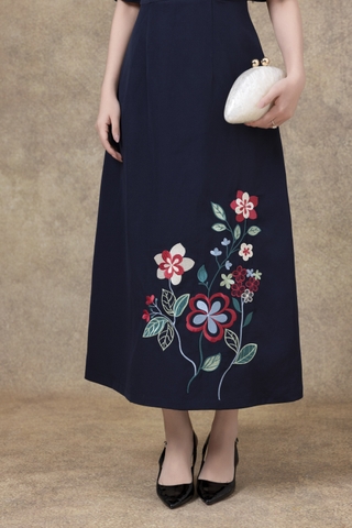 SWANLAKE | Váy Đầm Nữ Cổ Tròn Vải Lụa Dày Thêu Hoa Nhấn Eo Tay Cánh Dơi Sang Trọng Đi Tiệc D13250LW01