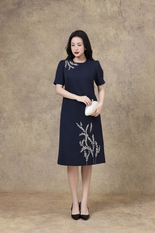 SWANLAKE | Váy Đầm Midi Suông Nữ Tay Bí Phồng Cổ Tròn Vải Lụa Dày Thêu Hoa Đi Tiệc Công Sở D13262LW01