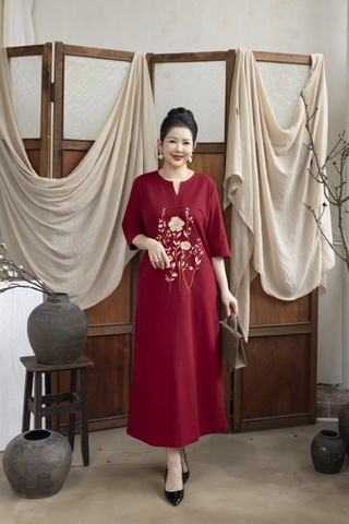 M COLLECTION | Váy Đầm Suông Nữ Trung Niên Tặng Mẹ Vải Linen Thêu Hoa Cổ Chữ V Tay Lỡ Có Túi D13234LW01
