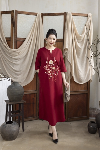 M COLLECTION | Váy Đầm Suông Nữ Trung Niên Tặng Mẹ Vải Linen Thêu Hoa Cổ Chữ V Tay Lỡ Có Túi D13234LW01