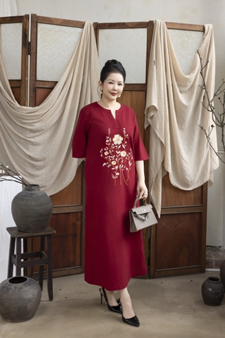 M COLLECTION | Váy Đầm Suông Nữ Trung Niên Tặng Mẹ Vải Linen Thêu Hoa Cổ Chữ V Tay Lỡ Có Túi D13234LW01