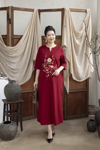 M COLLECTION | Váy Đầm Suông Nữ Trung Niên Tặng Mẹ Vải Linen Thêu Hoa Cổ Chữ V Tay Lỡ Có Túi D13234LW01
