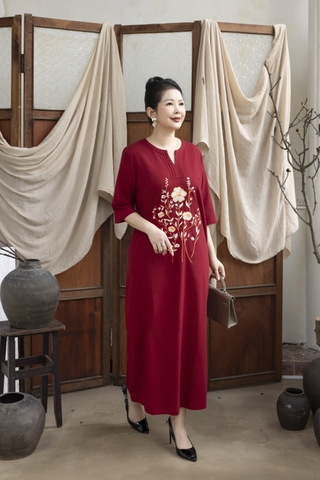 M COLLECTION | Váy Đầm Suông Nữ Trung Niên Tặng Mẹ Vải Linen Thêu Hoa Cổ Chữ V Tay Lỡ Có Túi D13234LW01