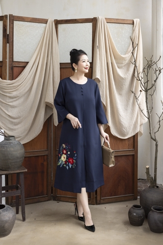 M COLLECTION | Đầm Thường Ngày Phuom Suong Lụa Dày Dài Qua Gối D13259LW01