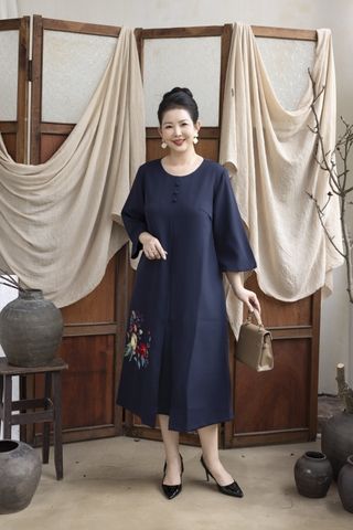 M COLLECTION | Đầm Thường Ngày Phuom Suong Lụa Dày Dài Qua Gối D13259LW01