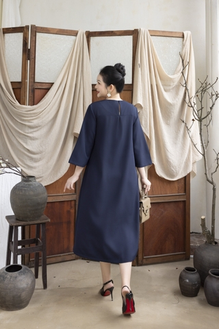 M COLLECTION | Đầm Thường Ngày Phuom Suong Lụa Dày Dài Qua Gối D13259LW01