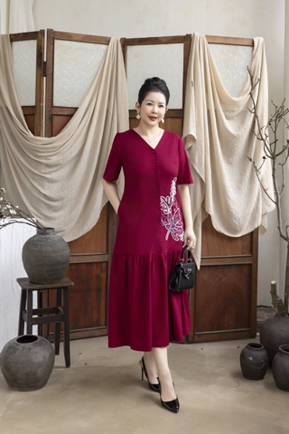 M COLLECTION | Váy Đầm Nữ Trung Niên Tặng Mẹ, Bà Suông Vải Linen Thêu Hoa Cổ Chữ V Tay Ngắn D13277LW01