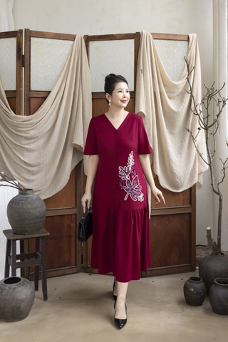 M COLLECTION | Váy Đầm Nữ Trung Niên Tặng Mẹ, Bà Suông Vải Linen Thêu Hoa Cổ Chữ V Tay Ngắn D13277LW01