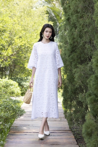SWANLAKE | Váy Đầm Nữ Maxi Suông Vải Cotton Thêu Đục Lỗ Hè Cổ Tròn Tay Ren Lỡ Ống Loe Có Túi D12688LW01