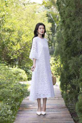 SWANLAKE | Váy Đầm Nữ Maxi Suông Vải Cotton Thêu Đục Lỗ Hè Cổ Tròn Tay Ren Lỡ Ống Loe Có Túi D12688LW01