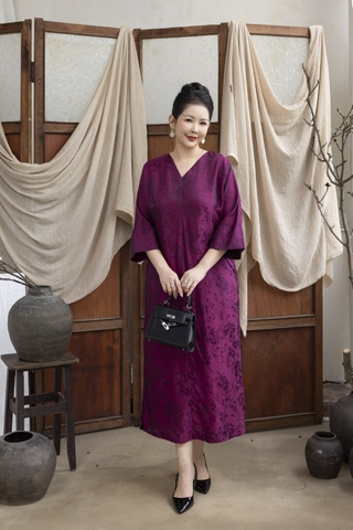 M COLLECTION | Váy Đầm Tiệc Suông Nữ Trung Niên Tặng Mẹ Tơ Tencel Cổ Chữ V Tay Lỡ Xẻ Tà D13376LW01