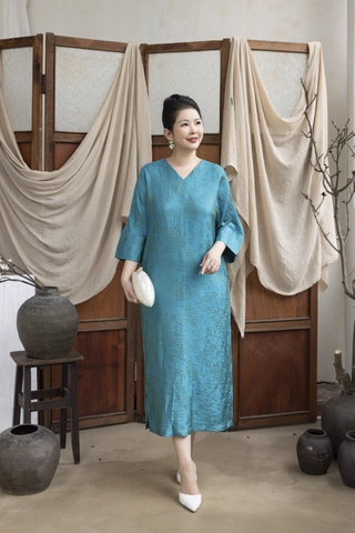 M COLLECTION | Váy Đầm Tiệc Suông Nữ Trung Niên Tặng Mẹ Tơ Tencel Cổ Chữ V Tay Lỡ Xẻ Tà D13376LW01