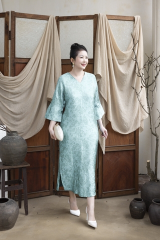 M COLLECTION | Váy Đầm Tiệc Suông Nữ Trung Niên Tặng Mẹ Tơ Tencel Cổ Chữ V Tay Lỡ Xẻ Tà D13376LW01