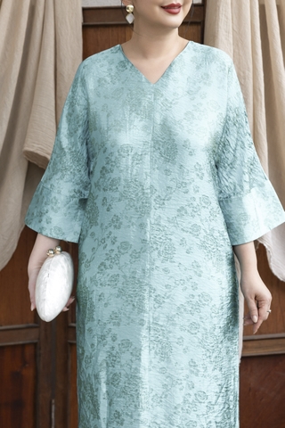 M COLLECTION | Váy Đầm Tiệc Suông Nữ Trung Niên Tặng Mẹ Tơ Tencel Cổ Chữ V Tay Lỡ Xẻ Tà D13376LW01