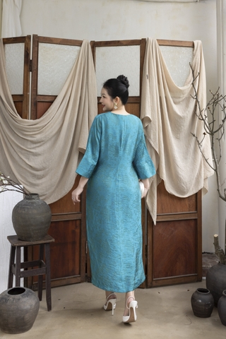 M COLLECTION | Váy Đầm Tiệc Suông Nữ Trung Niên Tặng Mẹ Tơ Tencel Cổ Chữ V Tay Lỡ Xẻ Tà D13376LW01