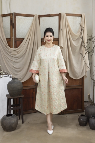 M COLLECTION | Váy Đầm Nữ Trung Niên Tặng Mẹ Cổ Tròn Vải Gấm Hoa Taffta Tay Dài Đi Tiệc D13372LW01