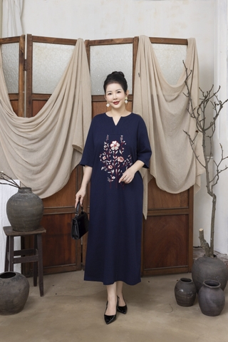 M COLLECTION | Váy Đầm Suông Nữ Trung Niên Tặng Mẹ Vải Linen Thêu Hoa Cổ Chữ V Tay Lỡ Có Túi D13234LW01