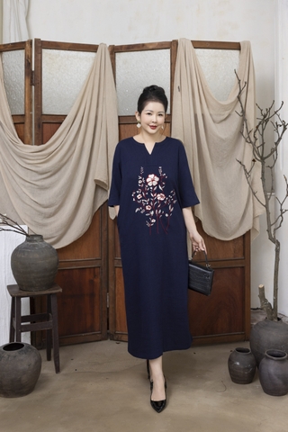 M COLLECTION | Váy Đầm Suông Nữ Trung Niên Tặng Mẹ Vải Linen Thêu Hoa Cổ Chữ V Tay Lỡ Có Túi D13234LW01