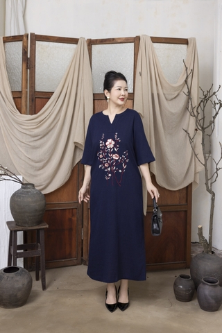 M COLLECTION | Váy Đầm Suông Nữ Trung Niên Tặng Mẹ Vải Linen Thêu Hoa Cổ Chữ V Tay Lỡ Có Túi D13234LW01