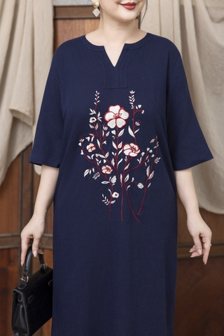 M COLLECTION | Váy Đầm Suông Nữ Trung Niên Tặng Mẹ Vải Linen Thêu Hoa Cổ Chữ V Tay Lỡ Có Túi D13234LW01