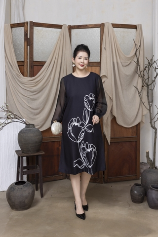 M COLLECTION | Váy Đầm Nữ Trung Niên Tặng Mẹ Suông Cổ Tròn Lụa Dày Thêu Hoa Tay Dài Đi Tiệc D13275LW01